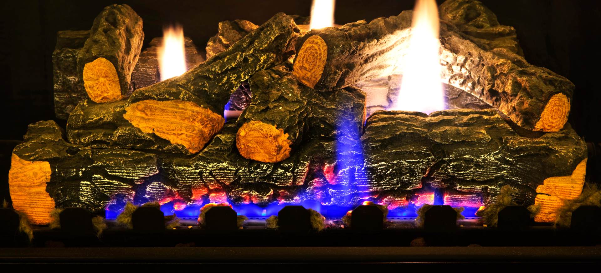 Gas log fireplace